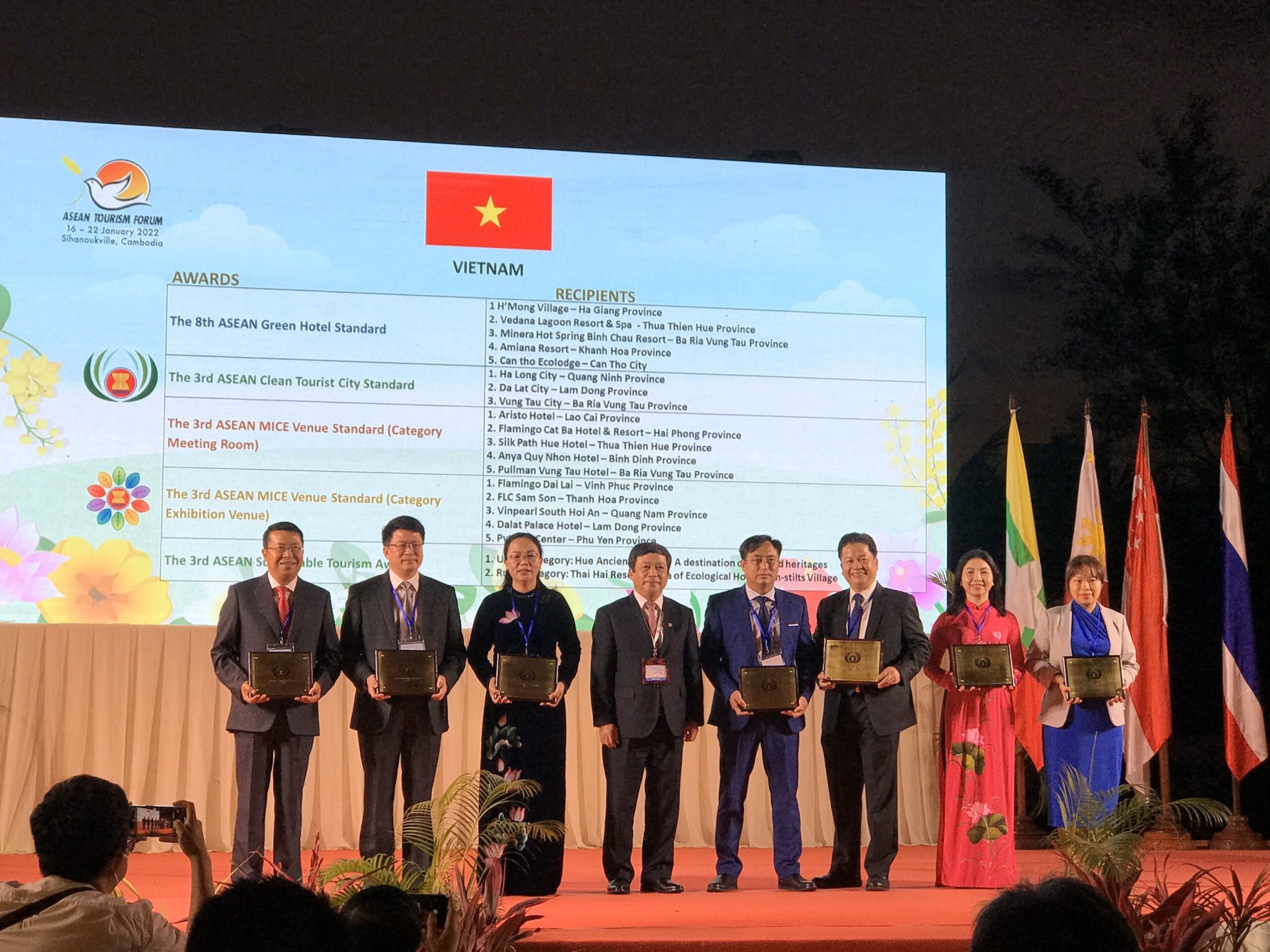 Trưởng đoàn Việt Nam - Thứ trưởng Bộ Văn hóa, Thể thao và Du lịch Đoàn Văn Việt trao giải thưởng cho đại diện các đơn vị, địa phương